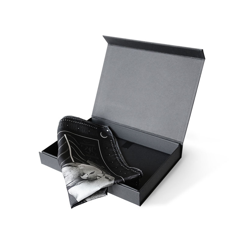 Théâtre de nuit N°5 Black & White 45 - Carré de soie imprimé finition roulotté 4 Théâtre de nuit N°5 Black & White 45 - Carré de soie imprimé finition roulotté – Image 4