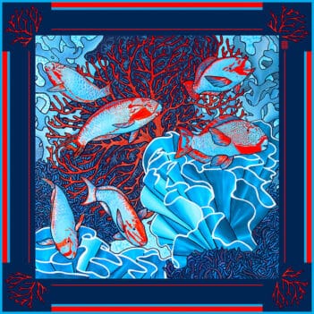 Foulard carré de soie poissons perroquet oranges rouges sur fond coralien finition bord rouge roulotté à la française Made in France par Maison Fétiche