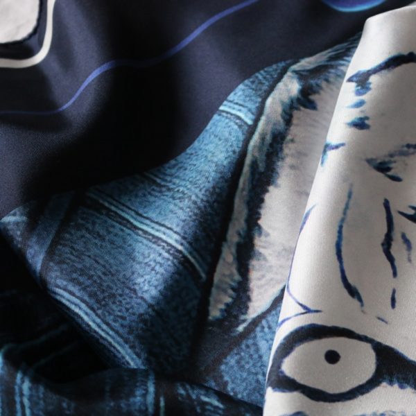 Foulard carré twill de soie imprimé roulotté à la française par Maison Fétiche Thématique : tigre blanc marchant à travers une foret exotique bleue