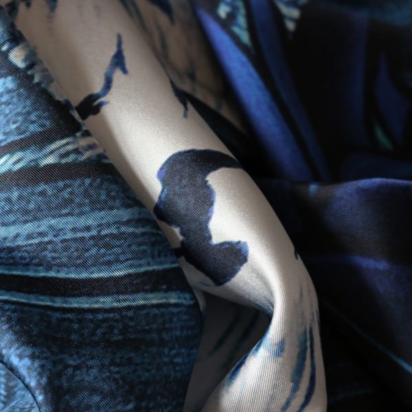 Foulard carré twill de soie imprimé roulotté à la française par Maison Fétiche Thématique : tigre blanc marchant à travers une foret exotique bleue