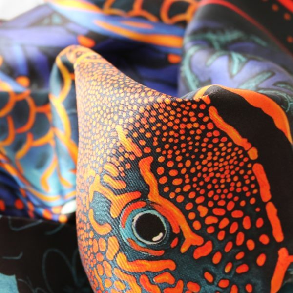 Foulard carré twill de soie imprimé roulotté à la française par Maison Fétiche Thématique : poissons perroquet oranges et bleus sur un fond coralien multicolore