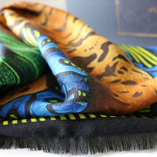 foulard carré laine soie finition frangé Maison Fétiche Fauve foret vierge tropicale vert jaguar panthère léopard Amazonie Afrique ethnique vert bleu marron beige jaune noir 120 x 120