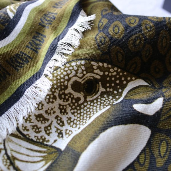 foulard carré laine soie finition frangée roulottée Maison Fétiche la Danse poisson perroquet corail kaki 120 x 120