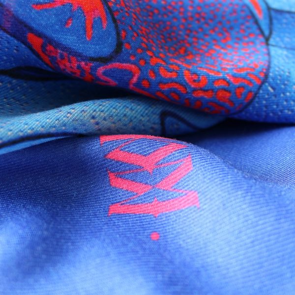 foulard carré laine soie finition roulotté Maison Fétiche la Danse Electra poisson perroquet corail orange fuchsia bleu électrique 120 x 120