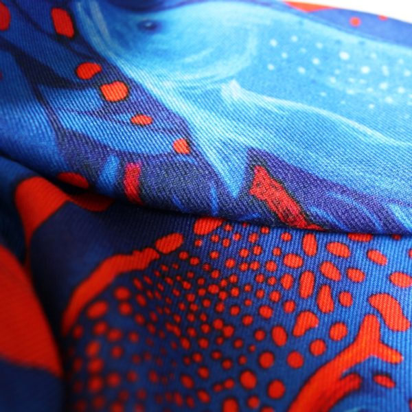 foulard carré laine soie finition roulotté Maison Fétiche la Danse Electra poisson perroquet corail orange fuchsia bleu électrique 120 x 120
